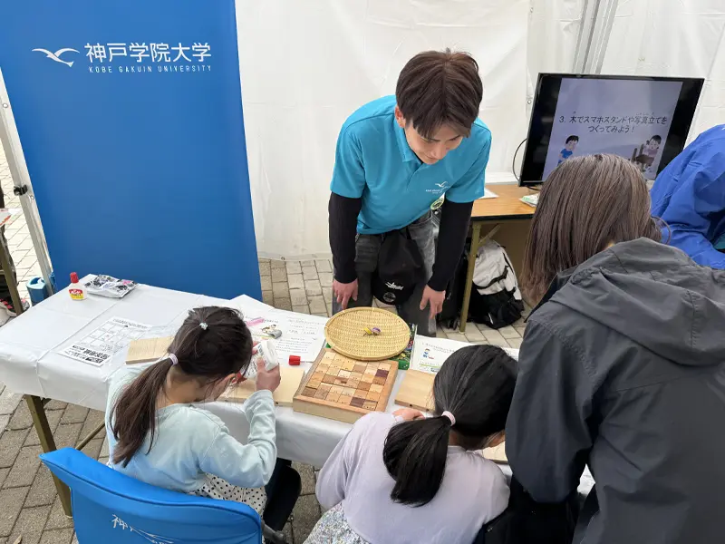 製作のアドバイス、補助をするゼミ生