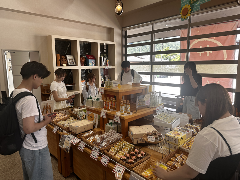 観光協会のお土産コーナーを見学する学生