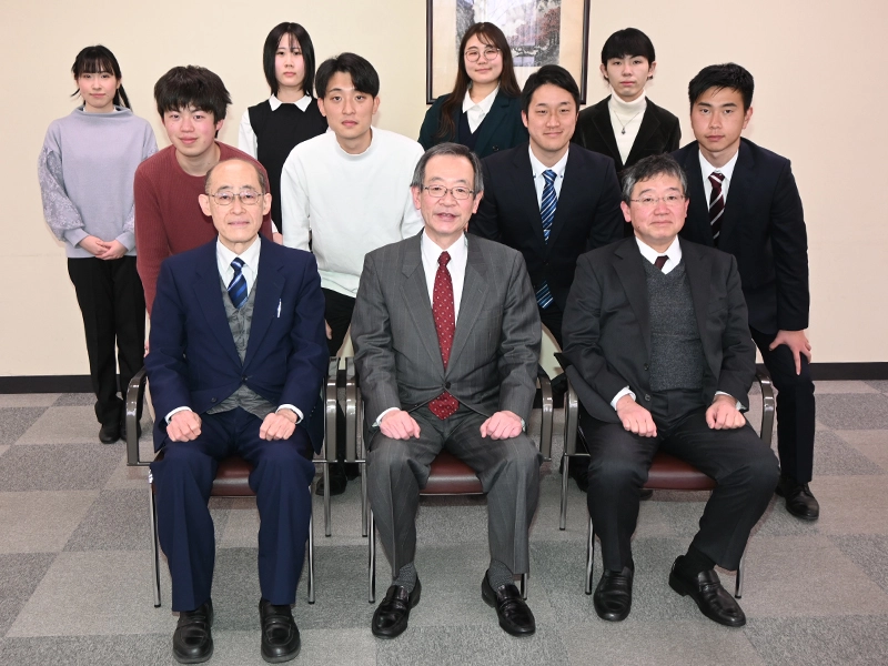 中村学長ら大学幹部と記念撮影する招待された学生ら