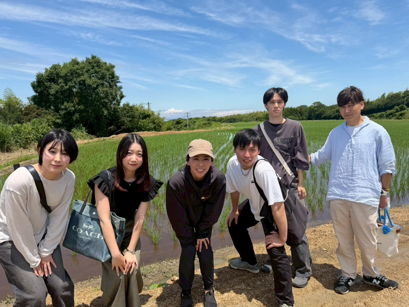 実験圃場の予定地で記念撮影する菊川准教授(右端)とゼミ生