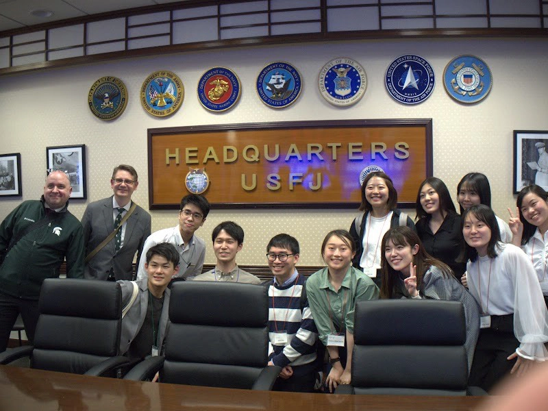 在日米軍司令部で記念撮影する髙木さん（前列右から２人目）