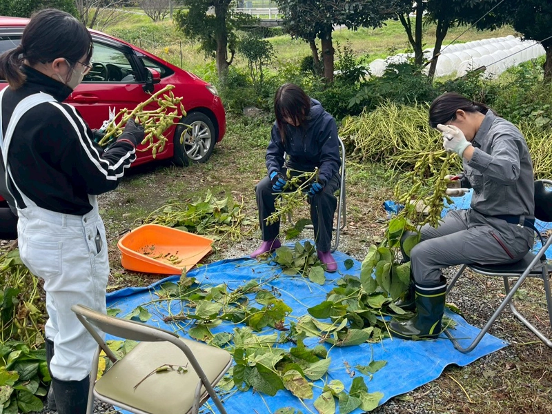 慎重に調整作業をする菊川ゼミ生