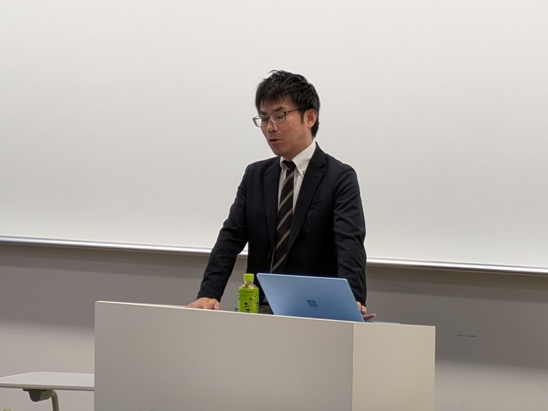 講義する上本亮さん