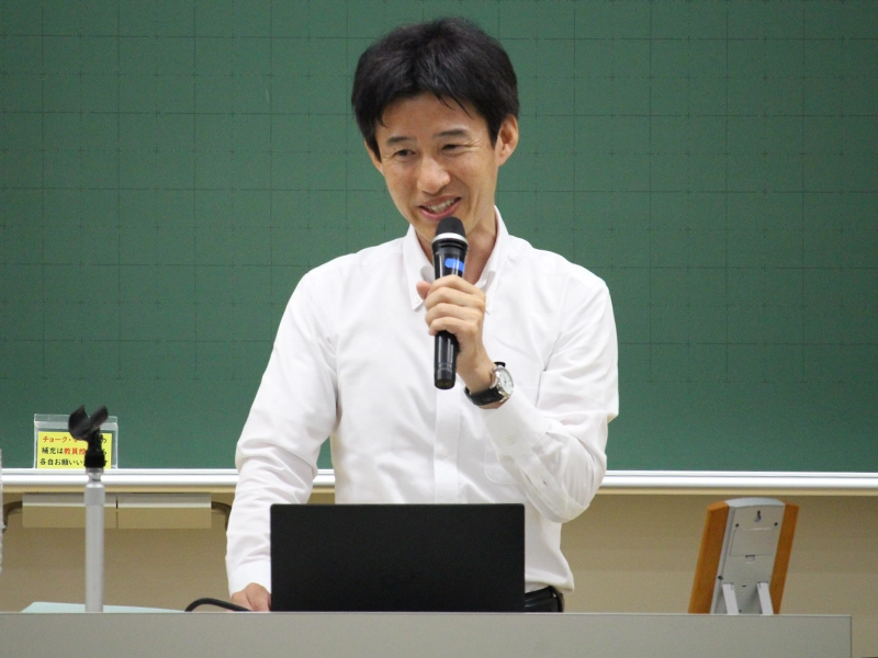 講義をする守本副知事