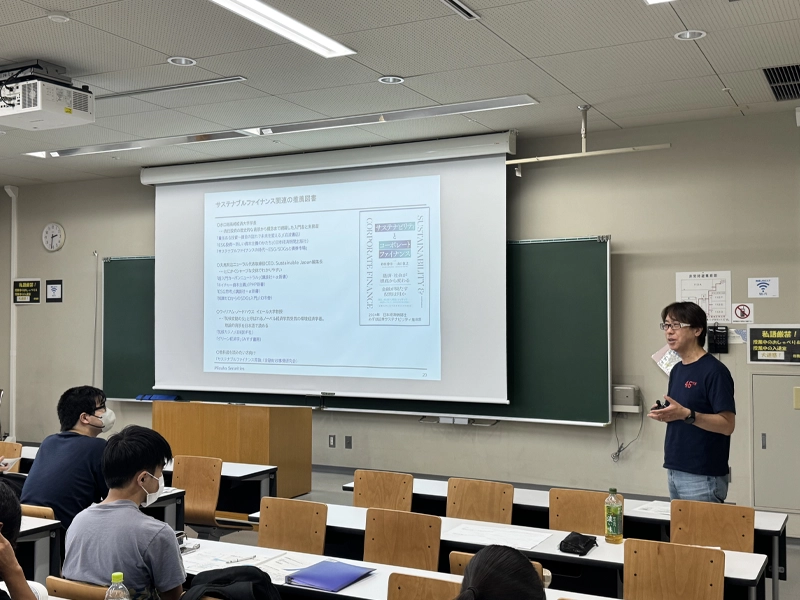 講義の解説を行う関谷教授