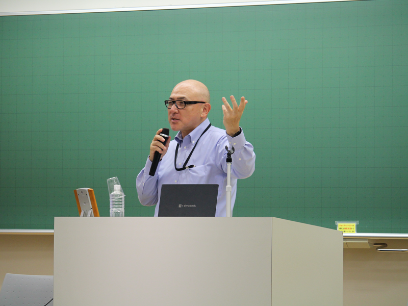 講義をする志賀代表取締役社長