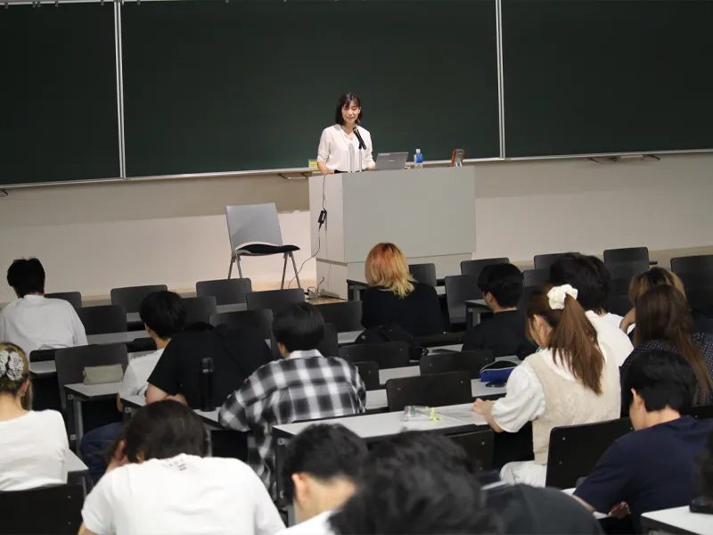 講義を聴く学生ら