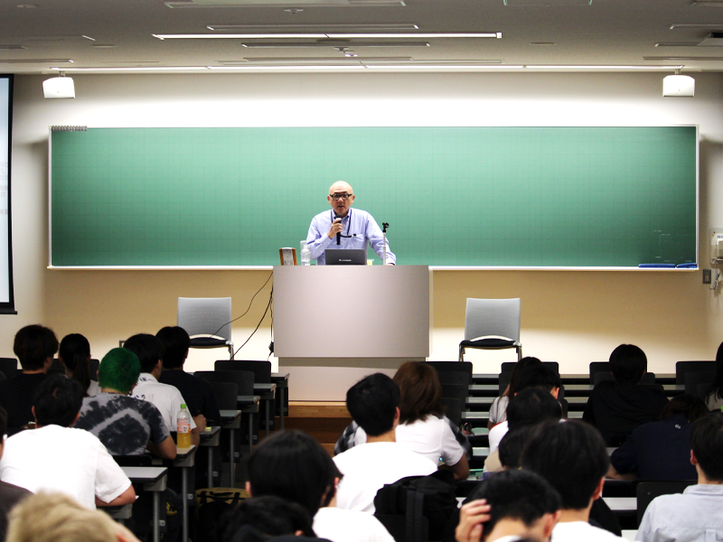 講義を聴く学生ら