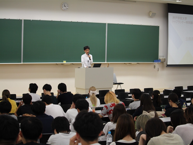 講義を聴く学生ら