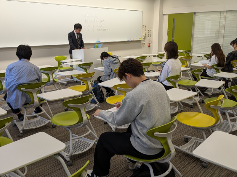 熱心に講義に耳を傾ける受講者