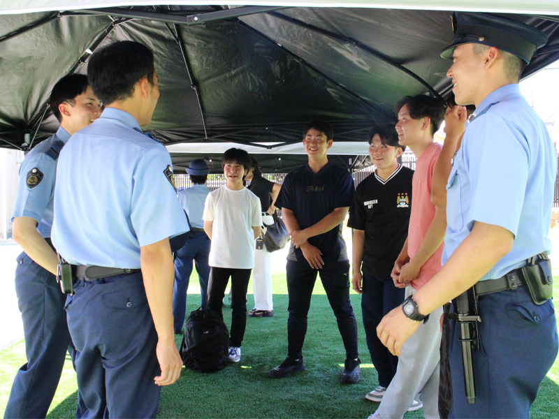 警察学校での生活や仕事のやりがいを聴く学生ら
