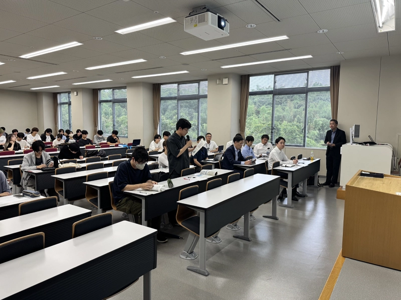 鋭い質問を投げかける学生