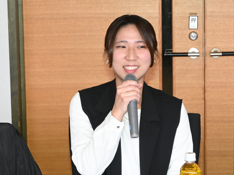 発言する赤松咲奈さん