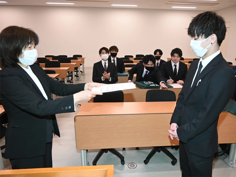 全体の式典終了後は学部、ゼミごとに学位記を授与
