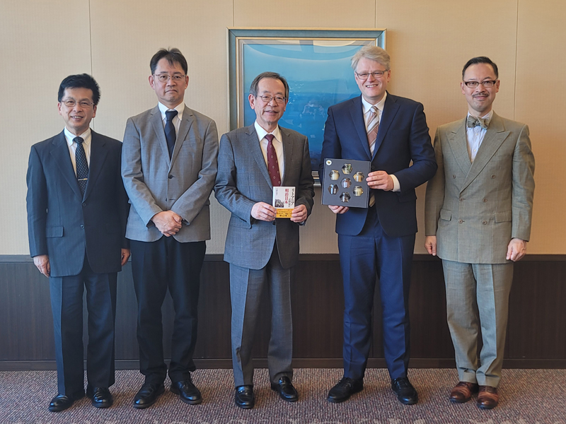 中村学長(中央)らを表敬訪問したジーカス大使(右隣)