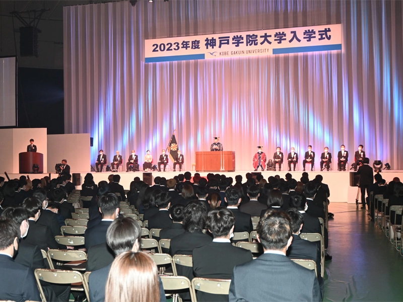 中村学長の式辞を聴く新入生ら