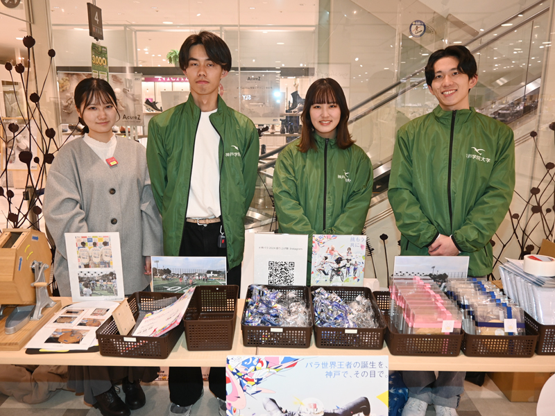 スタンプラリーの抽選会を実施している辻ゼミ生ら