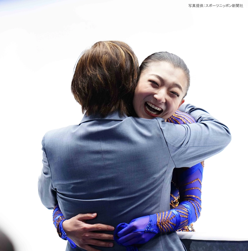 金メダルを獲得し中野コーチと抱き合って喜ぶ坂本さん(©スポーツニッポン新聞社)