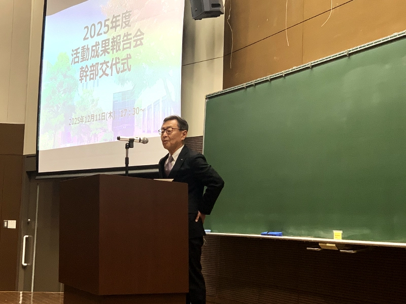 開会にあたり、あいさつする備酒学長
