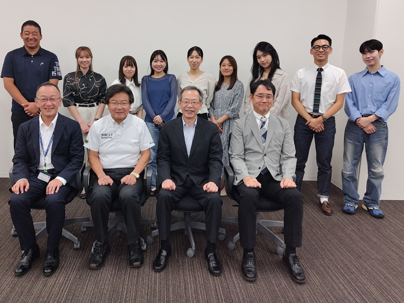 大学幹部と記念撮影する招待学生ら