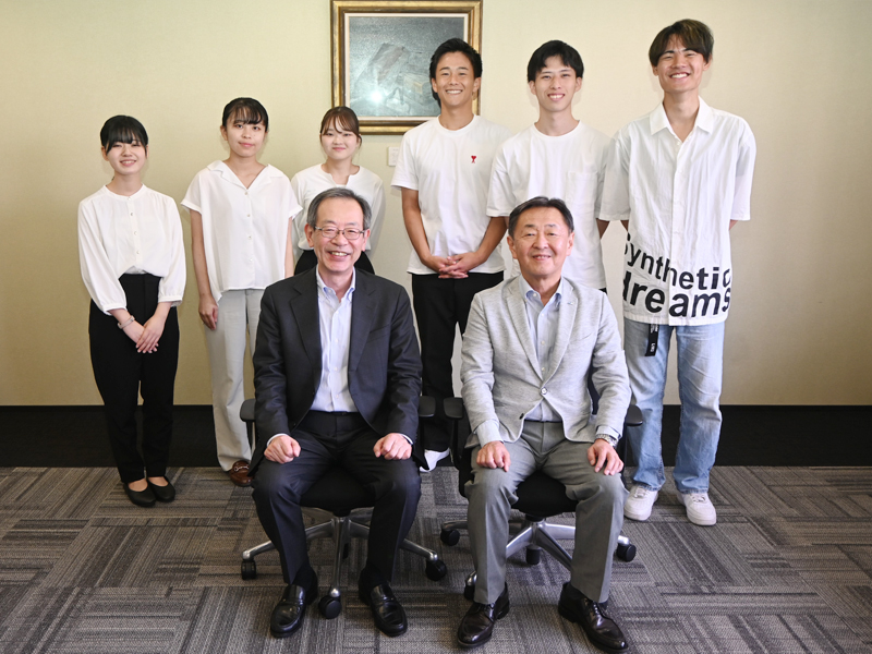 中村学長(前列左)、備酒副学長(同右)と記念撮影する招待学生ら