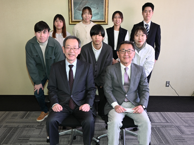 中村学長(前列左)、備酒副学長(同右)と記念撮影する招待された学生たち