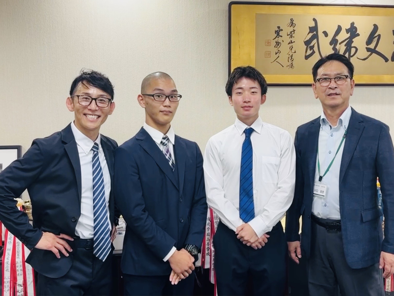 「職業人講演会」で講演した香山講師(左端)と参加した古味さん(左から2人目)、森岡さん(同3人目)