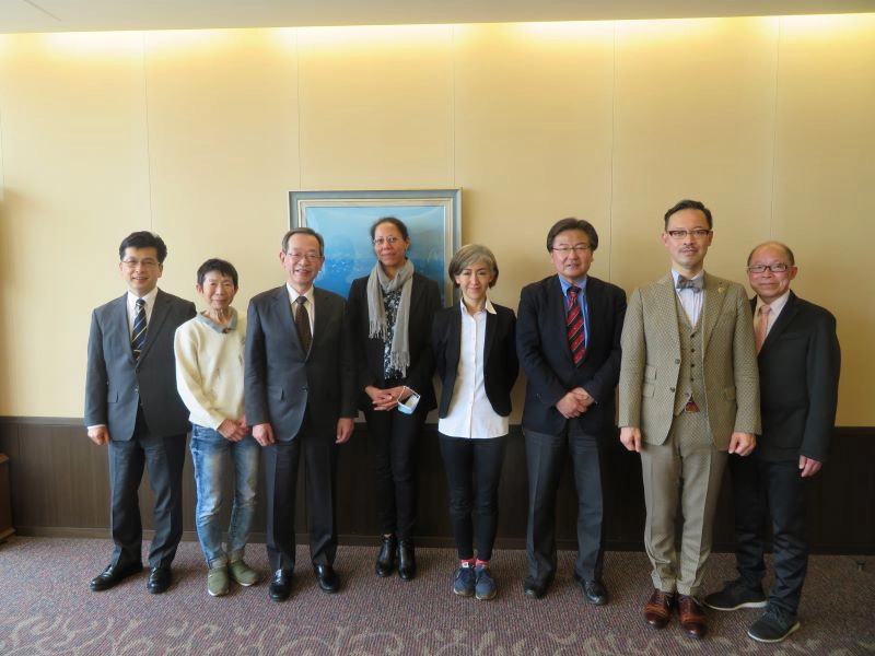 懇談後の記念撮影(左から)住大学事務局長、津田副学長、中村学長、デルフィーヌ氏、早川氏、田中副学長、岡部所長、小畑氏