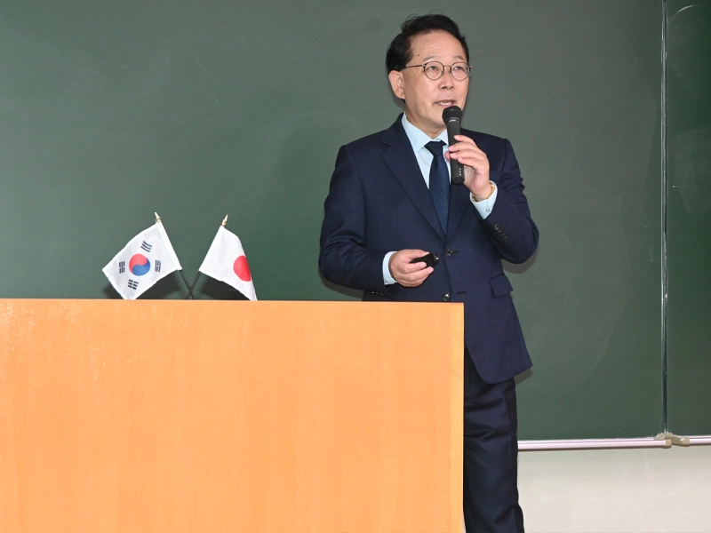 講義する梁起豪総領事