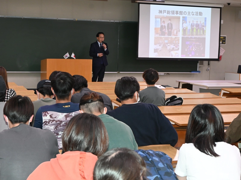梁総領事の講義を聴く学生たち