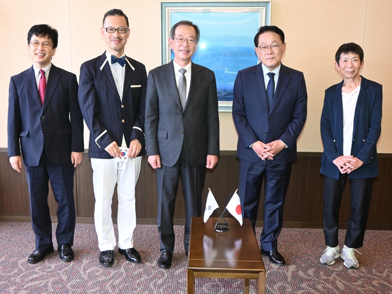 中村学長(中央)らを表敬訪問した梁総領事(右隣)