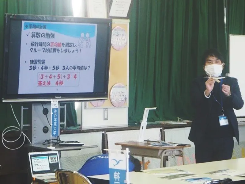 飛行機の飛ぶ仕組みを説明する井上教授