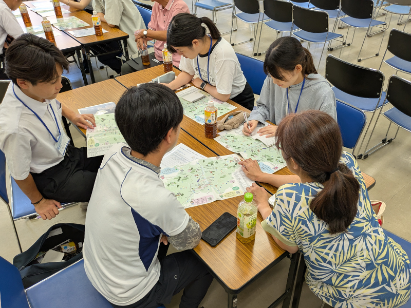 高校生と協議をする学生ら