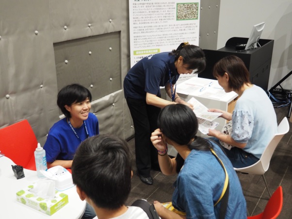 「骨量測定装置」の計測を行う中田さんと結果を説明する小形先生