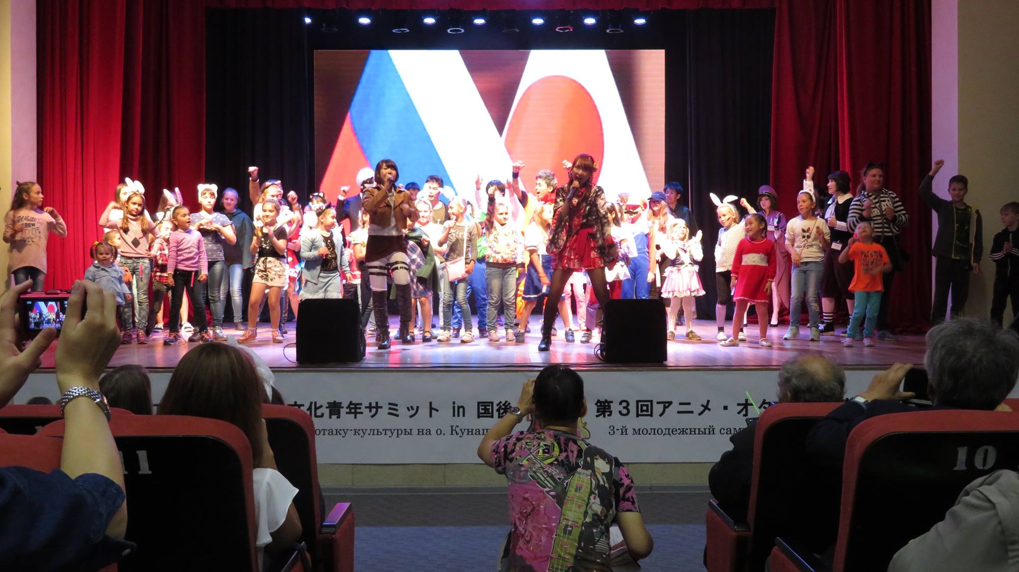 アニソン・ライブで冨澤さんとともに歌う中川さん(写真左)は、アメリカ民謡研究会のメンバーです