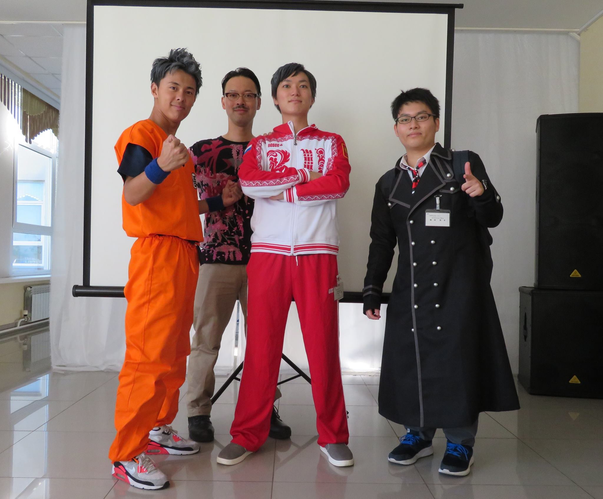 左から、尾西さん(コスプレはドラゴンボールZ)、岡部先生、土岐さん(ユーリ・オン・アイス)、福田さん(青の祓魔師)。尾西さんはアコースティック・ノーツのメンバーです