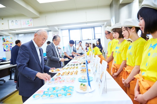 試食会では、六甲バター(株)、神戸マラソン実行委員会、大学関係者の方々に掲載が決定したメニューを試食いただきました