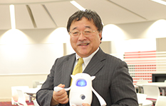 日本人初、人工知能ロボットを大学での英語学習に導入