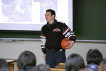ボールを手に講義をする本学バスケットボール部顧問・監督の西林保朗教授