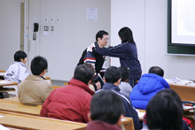 西林教授は講義の中でも体を使って熱血指導