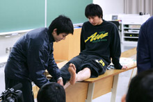 本学バスケットボール部外部指導員で理学療法士の西村望指導員がテーピングなどを指導