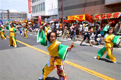 子どもたちのかわいい踊りに観光客も大喜びです。
