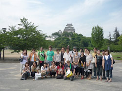 世界文化遺産、日本が誇る天下の名城「姫路城」をバックに「はいチーズ」一生の思い出になったかな・・・