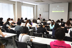 大学院進学に関する説明会には多数の学生や一般の方々が参加