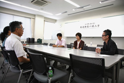 福祉の専門家を対象にしたレクチャーが、小山教授、前田講師と、臨床心理カウンセリングセンターの若林亮カウンセラーによって開催
