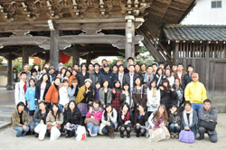 「智恩寺文殊堂」で知恵を授かり、おみくじ体験をした笑顔の留学生たち