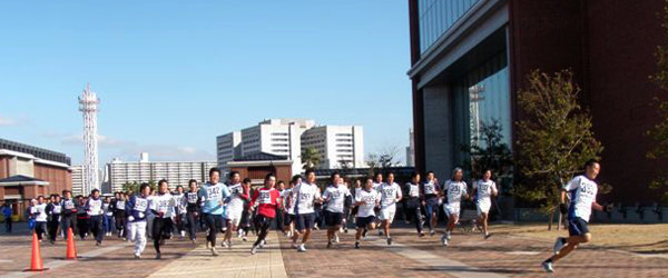 マラソン大会いまスタート!!先頭を飛び出したのは見事優勝した山中直人さん(神戸学院大学テニス部)!!