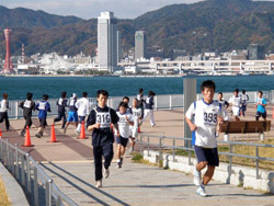 しおさい公園からポートアイランドキャンパスに駆け上がる選手たち。