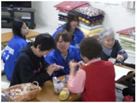 写真5: 編み物会(第4集会所) ②
