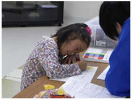 写真8:塗り絵をする子どもの様子(第4集会所)